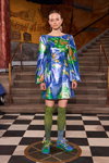 Показ Helmstedt — Copenhagen Fashion Week AW23 (наряды и образы: зеленые полосатые гольфины, разноцветное платье)