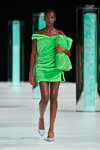 Pokaz Stine Goya — Copenhagen Fashion Week AW23 (ubrania i obraz: suknia koktajlowa mini zielona, półbuty srebrne)