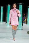 Показ Stine Goya — Copenhagen Fashion Week AW23 (наряды и образы: серые трикотажные гетры, розовое пальто)