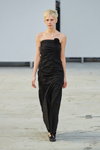 Pokaz The Garment — Copenhagen Fashion Week AW23 (ubrania i obraz: suknia wieczorowa czarna, blond (kolor włosów), krótka fryzura)