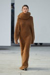 Modenschau von The Garment — Copenhagen Fashion Week AW23 (Looks: braunes Kleid)