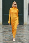 Pokaz A. ROEGE HOVE — Copenhagen Fashion Week SS24 (ubrania i obraz: sukienka żółta obcisła)