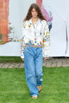 Modenschau von MUNTHE — Copenhagen Fashion Week SS24 (Looks: himmelblaue Jeans, weiße Bluse mit Blumendruck)