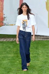 Pokaz MUNTHE — Copenhagen Fashion Week SS24 (ubrania i obraz: jeansy niebieskie, top z nadrukiem biały)