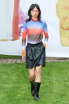 Pokaz MUNTHE — Copenhagen Fashion Week SS24 (ubrania i obraz: pulower wielokolorowy, spódnica czarna perforowana, kozaki czarne)