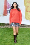 Pokaz MUNTHE — Copenhagen Fashion Week SS24 (ubrania i obraz: pulower czerwony, spódnica mini wielokolorowa, kozaki brązowe)