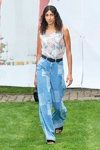 Pokaz MUNTHE — Copenhagen Fashion Week SS24 (ubrania i obraz: jeansy błękitne, top wielokolorowy, rzemień czarny)