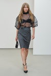 Pokaz Remain — Copenhagen Fashion Week SS24 (ubrania i obraz: top czarny przejrzysty, biustonosz czarny, spódnica ołówkowa szara, półbuty czarne)