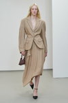 Показ Remain — Copenhagen Fashion Week SS24 (наряды и образы: бежевый женский костюм (жакет, юбка), коричневая сумка, чёрные туфли)