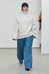 Pokaz Remain — Copenhagen Fashion Week SS24 (ubrania i obraz: jeansy niebieskie)