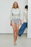 Показ Remain — Copenhagen Fashion Week SS24 (наряды и образы: серые шорты микро)