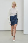 Pokaz Remain — Copenhagen Fashion Week SS24 (ubrania i obraz: blond (kolor włosów), pulower biały, półbuty białe, spódnica mini niebieska)