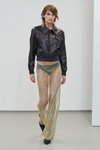 Паказ Remain — Copenhagen Fashion Week SS24 (нарады і вобразы: чорная скураная куртка, кароткая стрыжка, чорныя трусы, чорныя туфлі)