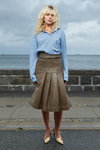 Показ Saks Potts — Copenhagen Fashion Week SS24 (наряды и образы: голубая блуза, юбка цвета кофе с молоком, блонд (цвет волос))