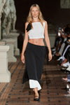 Показ The Garment — Copenhagen Fashion Week SS24 (наряды и образы: белый кроп-топ, чёрная юбка, чёрные туфли)