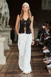 Desfile de The Garment — Copenhagen Fashion Week SS24 (looks: pantalón blanco, top negro)