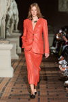 Desfile de The Garment — Copenhagen Fashion Week SS24 (looks: traje con falda rojo, zapatos de tacón negros)