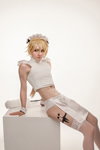 Serenitea Pot. Sesja zdjęciowa cosplay w pończochach (ubrania i obraz: pończochy z ażurową koronką białe, blond (kolor włosów), krótki top biały)