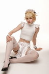 Serenitea Pot. Sesja zdjęciowa cosplay w pończochach (ubrania i obraz: pończochy z ażurową koronką białe, blond (kolor włosów), krótki top biały, półbuty czarne)