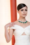 Sofia Carson. Ceremonia de apertura — Premios Óscar 2023 (looks: vestido de noche blanco)