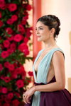 Моника Барбаро. Церемония открытия — Оскар 2023 (наряды и образы: голубое вечернее платье с декольте)