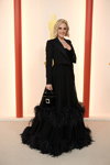 Ceremonia de apertura — Premios Óscar 2023 (looks: vestido de noche negro)