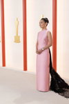 Hong Chau. Ceremonia de apertura — Premios Óscar 2023 (looks: vestido de noche rosa)