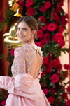 Allison Williams. Ceremonia de apertura — Premios Óscar 2023 (looks: vestido de noche rosa)