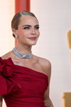 Кара Делевинь. Церемония открытия — Оскар 2023 (наряды и образы: красное вечернее платье с разрезом)