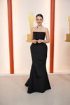 Jenny Slate. Церемония открытия — Оскар 2023 (наряды и образы: чёрное вечернее платье)
