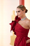 Кара Делевинь. Церемония открытия — Оскар 2023 (наряды и образы: красное вечернее платье с разрезом)