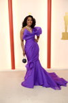 Angela Bassett. Ceremonia de apertura — Premios Óscar 2023 (looks: vestido de noche violeta)