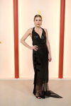 Элизабет Олсен. Церемония открытия — Оскар 2023 (наряды и образы: чёрное вечернее платье, чёрные босоножки)