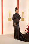 Rihanna. Eröffnung — Oscarverleihung 2023 (Looks: schwarzes Abendkleid)