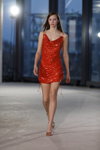 Показ Diana Arno — Riga Fashion Week AW23/24 (наряди й образи: червона коктейльна сукня міні, срібні босоніжки)