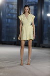 Показ Diana Arno — Riga Fashion Week AW23/24 (наряди й образи: срібні босоніжки, жовта сукня міні)