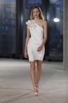 Показ Diana Arno — Riga Fashion Week AW23/24 (наряди й образи: біла коктейльна сукня, білі босоніжки)