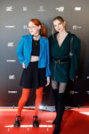 Goście — Riga Fashion Week AW23/24 (ubrania i obraz: żakiet błękitny, krótki top czarny, spódnica mini czarna, rajstopy czerwone, półbuty czarne, sukienka morska, rajstopy czarne, buty czarne)