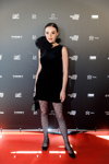 Гості — Riga Fashion Week AW23/24 (наряди й образи: чорна коктейльна сукня, чорні фантазійні колготки, чорні туфлі)