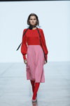 Pokaz IVETA VECMANE — Riga Fashion Week AW23/24 (ubrania i obraz: sukienka czerwona, rajstopy czerwone, półbuty szare)