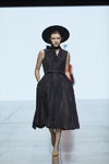 Pokaz IVETA VECMANE — Riga Fashion Week AW23/24 (ubrania i obraz: rajstopy w siatkę czarne, kapelusz czarny, sukienka czarna, półbuty beżowe)