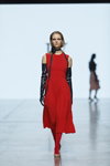 Показ IVETA VECMANE — Riga Fashion Week AW23/24 (наряди й образи: червона сукня, червоні колготки, чорні довгі шкіряні рукавички)