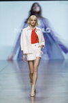 Pokaz Ivo Nikkolo — Riga Fashion Week AW23/24 (ubrania i obraz: garnitur damski (żakiet, spódnica) biały, top czerwony, botki damskie beżowe, blond (kolor włosów))
