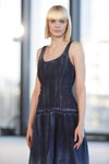 Pokaz Mild Power — Riga Fashion Week AW23/24 (ubrania i obraz: blond (kolor włosów), dżinsowa sukienka niebieska)