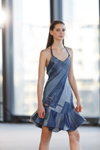 Показ Mild Power — Riga Fashion Week AW23/24 (наряды и образы: голубое джинсовое платье мини)