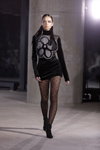 Pokaz Agne Kuzmickaite — Riga Fashion Week SS24 (ubrania i obraz: sukienka mini czarna, rajstopy w groszki czarne)