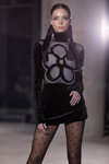 Pokaz Agne Kuzmickaite — Riga Fashion Week SS24 (ubrania i obraz: sukienka mini czarna, rajstopy w groszki czarne)