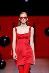 Pokaz BAE by Katya Shehurina — Riga Fashion Week SS24 (ubrania i obraz: okulary przeciwsłoneczne, sukienka mini czerwona, rajstopy czerwone)
