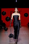 Pokaz BAE by Katya Shehurina — Riga Fashion Week SS24 (ubrania i obraz: suknia wieczorowa czarna, torebka czarna, sandały czarne, przezroczyste długie rękawiczki czarne)