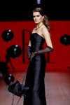 Pokaz BAE by Katya Shehurina — Riga Fashion Week SS24 (ubrania i obraz: suknia wieczorowa czarna, torebka czarna, sandały czarne, przezroczyste długie rękawiczki czarne)